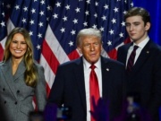 Thế giới - Xôn xao bức ảnh cậu út nhà Trump "sáng bừng" khi đứng trên sân khấu cùng cha mẹ