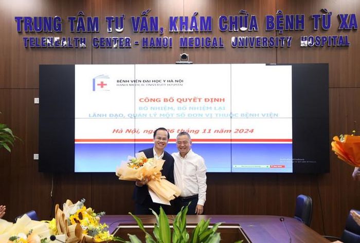 PGS.TS Nguyễn Lân Hiếu, Giám đốc Bệnh viện Đại học Y Hà Nội đã trao quyết định bổ nhiệm bác sĩ Hoàng Hồng làm Trưởng Khoa Phẫu thuật tạo hình thẩm mỹ của bệnh viện