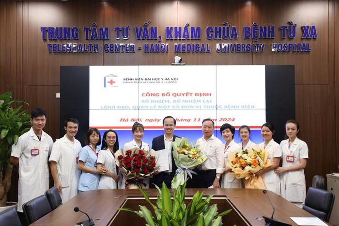 Bác sĩ Hoàng Hồng cùng các y bác sĩ Khoa Phẫu thuật tạo hình thẩm mỹ, Bệnh viện Đại học Y Hà Nội