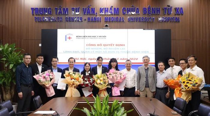 Lãnh đạo Bệnh viện Đại học Y Hà Nội trao quyết định bổ nhiệm, bổ nhiệm lại lãnh đạo, quản lý một số đơn vị thuộc bệnh viện