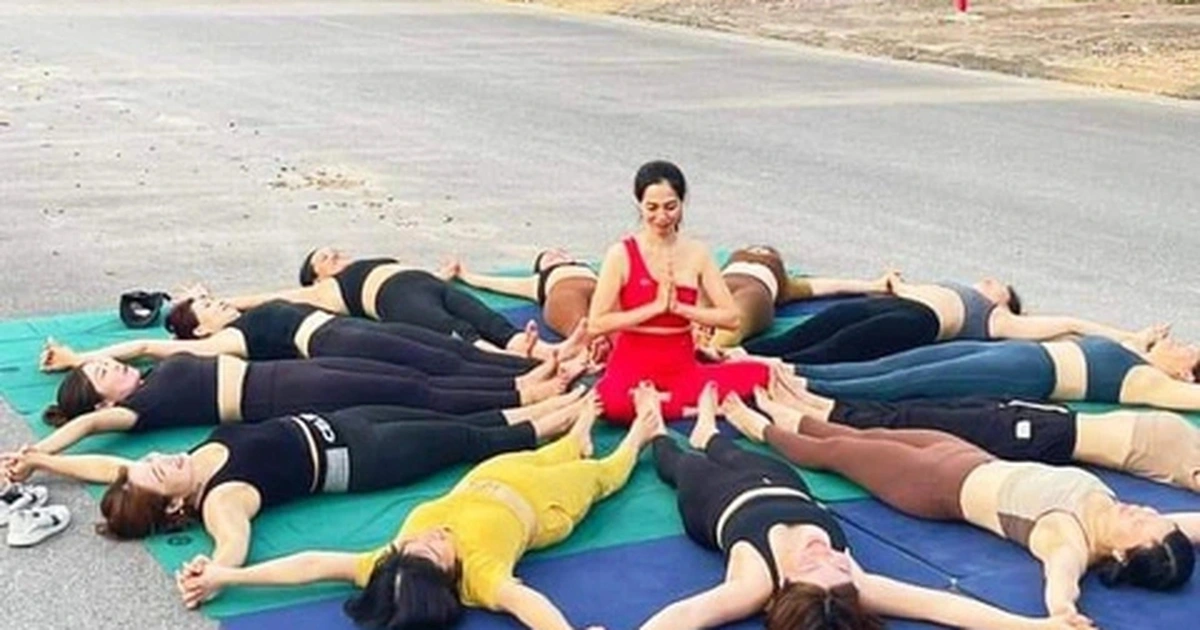 14 chị em Thái Bình tập yoga ở giữa đường lớn