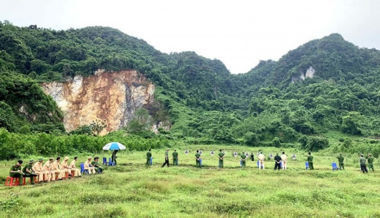 Công an huyện quỳ Châu (tỉnh Nghệ An) thực hiện kiểm tra về điều lệnh, quân sự, võ thuật định kỳ hằng năm.