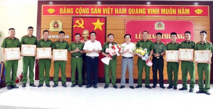 Lãnh đạo huyện quỳ Châu (tỉnh Nghệ An) khen thưởng các tập thể, cá nhân có thành tích xuất sắc trong chuyên án.