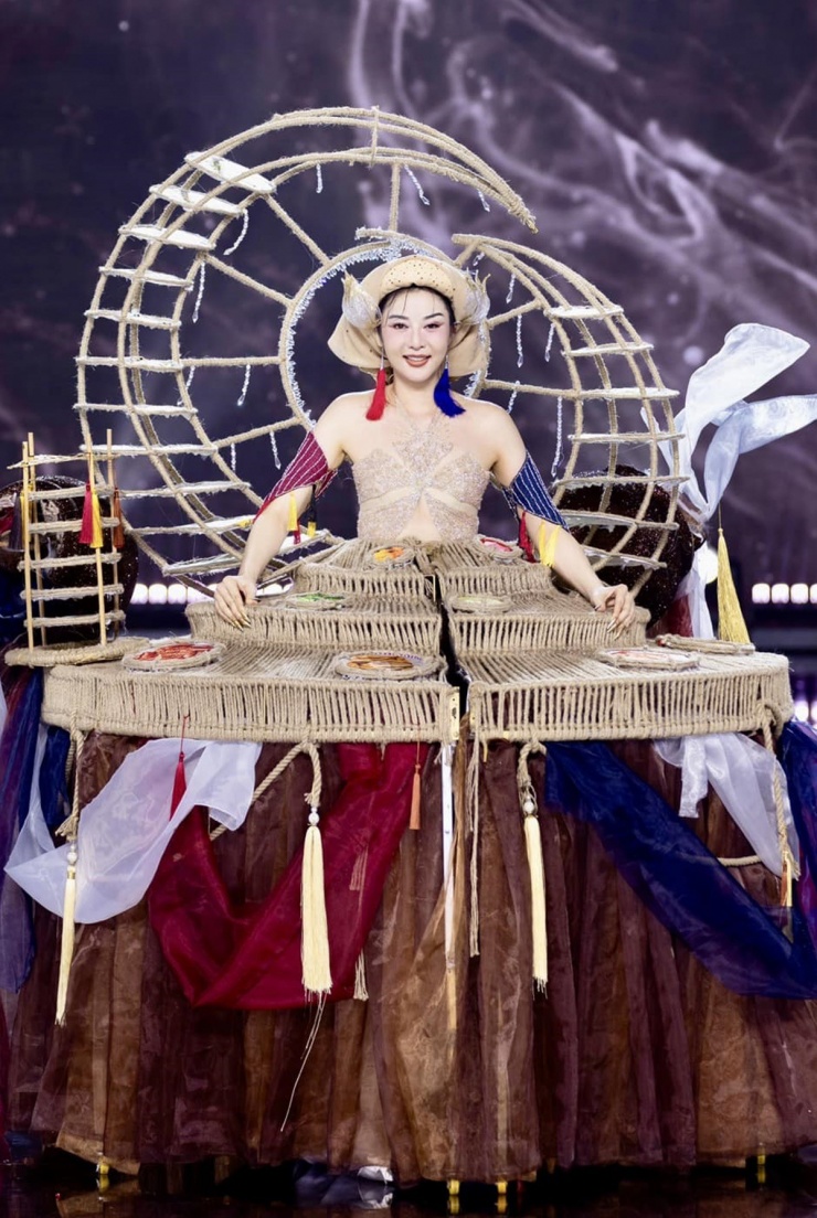 Người đẹp diễn trang phục cảm hứng văn hóa dân gian trong đêm thi National Costume hôm 26/10.