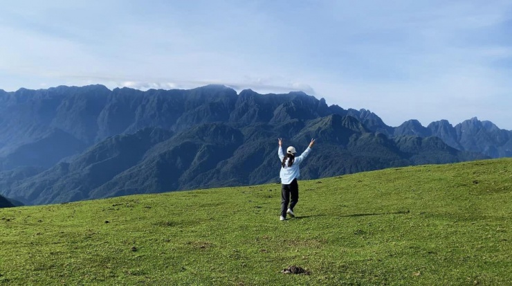 Nếu như thảo nguyên Tà Xùa (thuộc huyện Bắc Yên, tỉnh Sơn La), trở thành điểm đến siêu hot trong vài năm gần đây thì Đồi Bò Ô Quy Hồ tại Sa Pa lại chưa được nhiều người biết. Bởi nơi đây còn rất hoang sơ, chưa có khai thác du lịch, khung cảnh hoàn toàn yên bình tĩnh lặng.