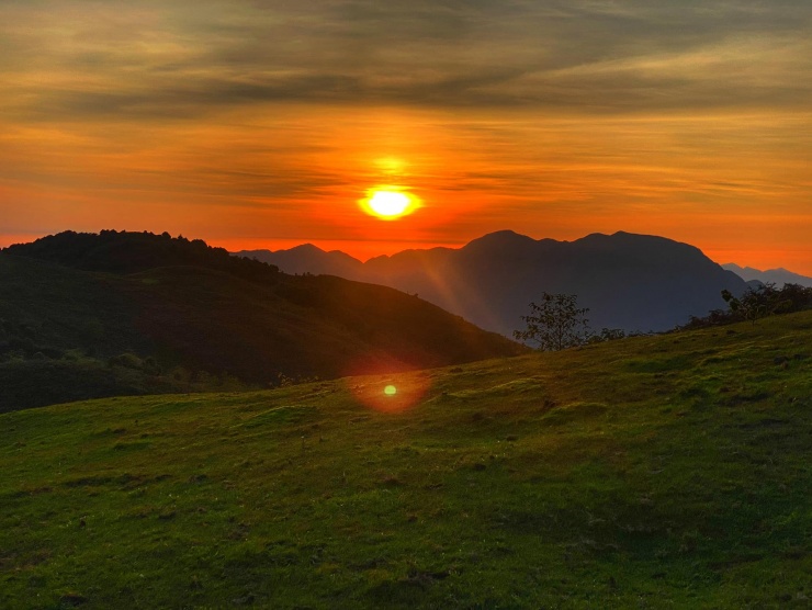 Chính vì thế, tại đây bạn có thể săn mây và đón bình minh, hoàng hôn rất đẹp. Đây là khoảnh khắc bình minh lên vào buổi sáng cuối thu tại Đồi Bò Ô Quy Hồ.