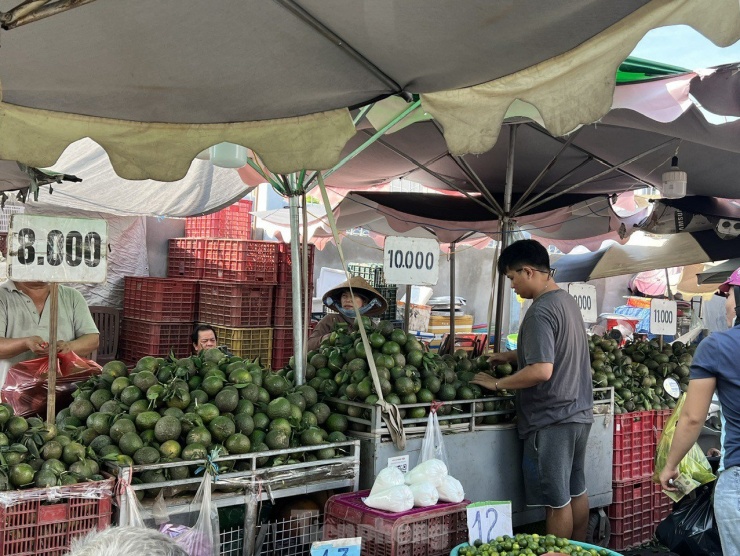 Chỉ cần vài chục nghìn đồng, người dân có thể mua vài ký cam về vắt nước uống cả nhà. Dù cam có giá rất rẻ nhưng tại nhiều hàng quán, giá một ly nước cam vẫn không hề giảm giá. Cụ thể, ly nước cam ở quán vỉa hè bán mang đi có giá khoảng 20.000 đồng/ly; còn vào tiệm cà phê, nhà hàng... nước cam có giá gấp từ 50.000 - 80.000 đồng/ly...