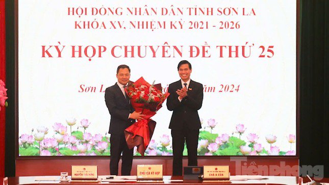 Ông Nguyễn Đình Việt (trái) được bầu làm Chủ tịch UBND tỉnh Sơn La.