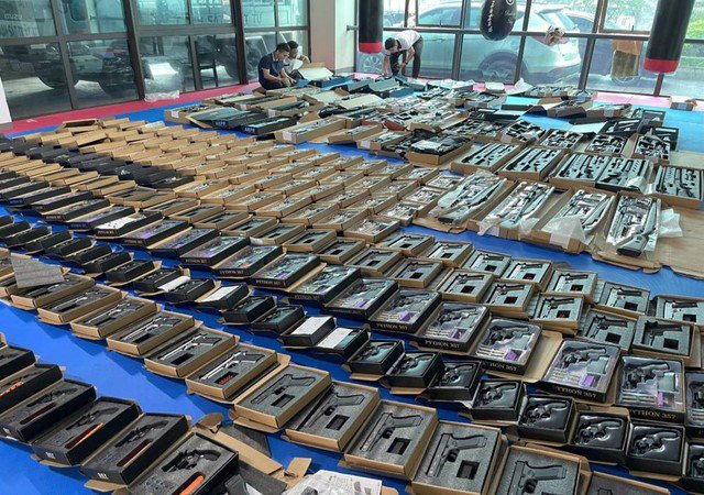 Hàng trăm khẩu súng của các đối tượng bị thu giữ (Ảnh Công an Hà Tĩnh)