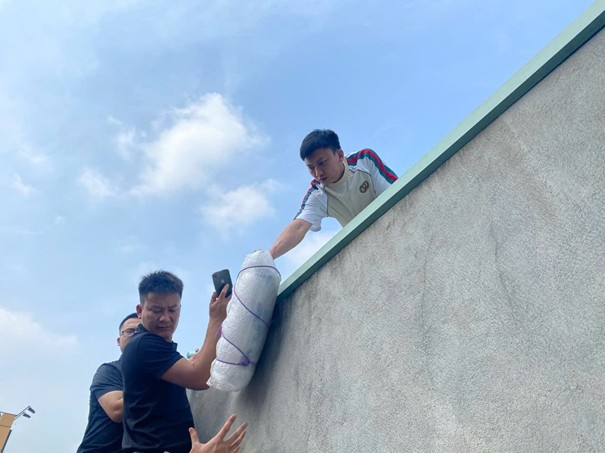 Công an thu giữ số súng được các đối tượng cất giấu trên mái nhà