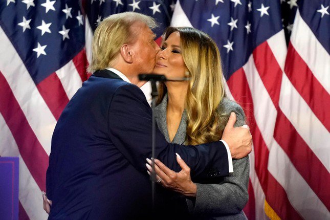 Bộ váy 6.900 USD của bà Melania mừng ông Trump thắng cử - 2