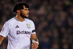 Pha phạt đền có một không hai khiến Aston Villa thua sốc, Arsenal thoát tội