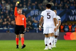 Pha bóng ngớ ngẩn dính ngay penalty Cúp C1, trọng tài "soi" cầu thủ Aston Villa