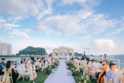 Tiệc cưới giữa lòng vịnh Hạ Long của cặp 8X