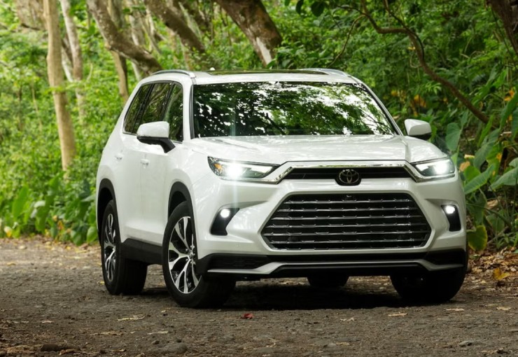 2. 2025 Toyota Grand Highlander là dòng SUV tầm trung có không gian nội thất bắt mắt, rộng rãi thoải mái, khả năng vận hành cực kỳ dễ chịu và có giá bán cạnh tranh, khởi điểm ở mức 42.310 USD (1,07 tỷ đồng). Xe trang bị động cơ 2.4L, 4 xi lanh, cho công suất tối đa 265 mã lực, đi kèm với hệ thống dẫn động cầu trước và hộp số tự động 8 cấp đầy phấn khích.