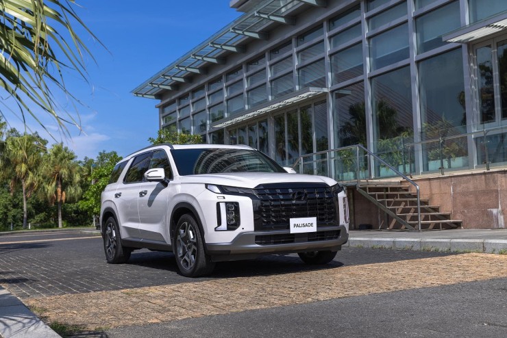 7. 2025 Hyundai Palisade là mẫu SUV trang bị cực tốt, có giá trị trong mọi cấu hình, thậm chí sang trọng, nhưng lại có giá rất hợp lý, khởi điểm chỉ từ 38.215 USD (970,27 triệu đồng). Không chỉ ngoại hình nổi bật, nội thất xe cũng đẹp mỹ mãn và rộng rãi đủ 8 người ngồi. Trong khi khối động cơ V-6 3.8L của xe rất mạnh mẽ, cho công suất cực đại 291 mã lực.