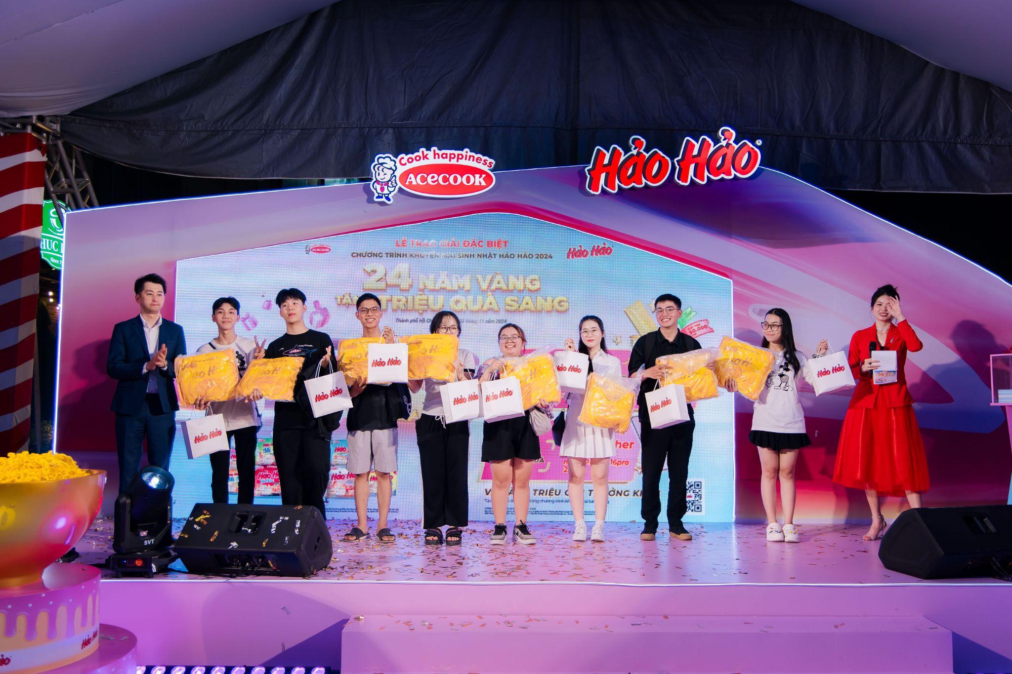 Nhiều phần quà mạ vàng hấp dẫn dành tặng người tham gia sự kiện.