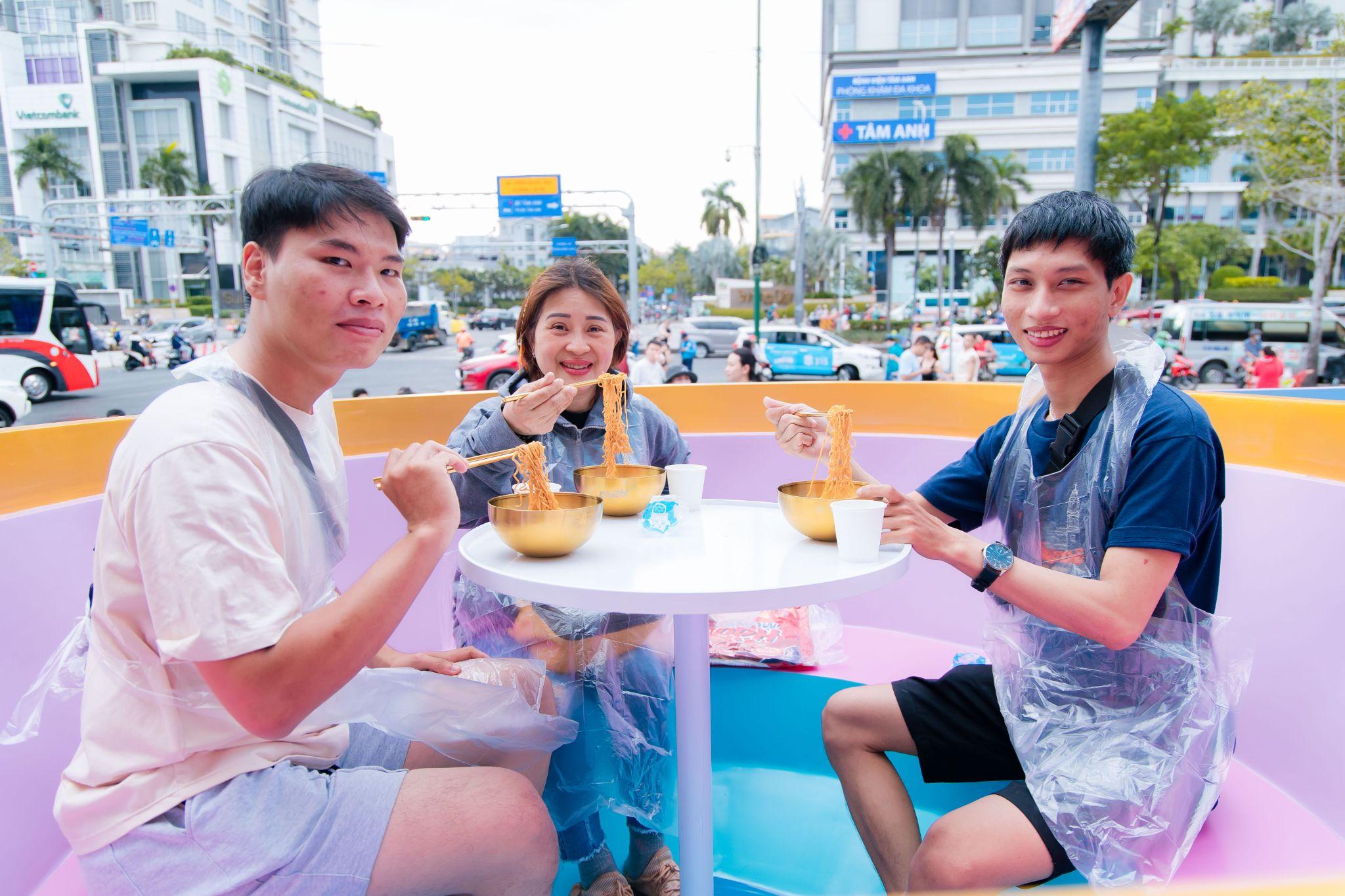 Thử thách mukbang mì Hảo Hảo trong tô vàng thu hút đông đảo người tham gia.