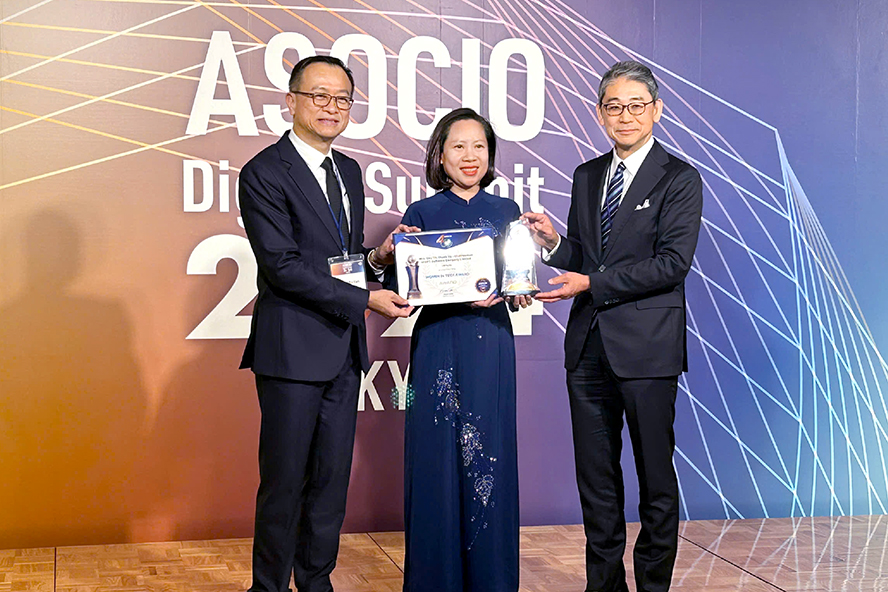 Bà Quách Liễu Hoàn - Giám đốc kinh doanh chiến lược thị trường Nhật Bản, Tập đoàn FPT thay mặt Chủ tịch Chu Thị Thanh Hà nhận giải thưởng tại Nhật Bản ngày 7/11