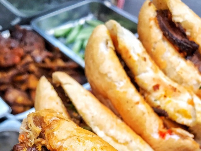 Xe bánh mì tí hon hơn 20 năm vẫn đông khách ở chợ Đồng Xuân