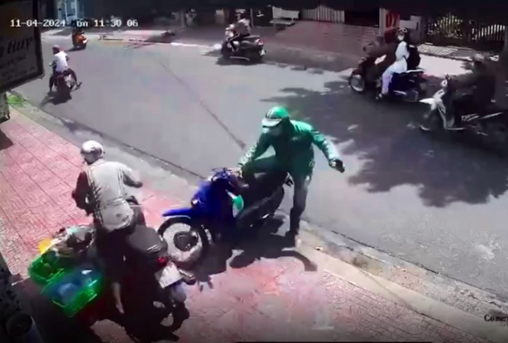 Clip ghi lại cảnh người thanh niên chạy grab tông thẳng xe vào xe tên trộm vừa lấy.