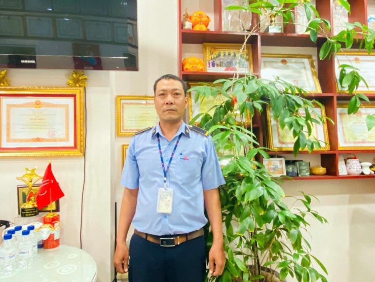 Anh Nguyễn Công Định hiện là bảo vệ siêu thị và chạy grab kiếm thêm.