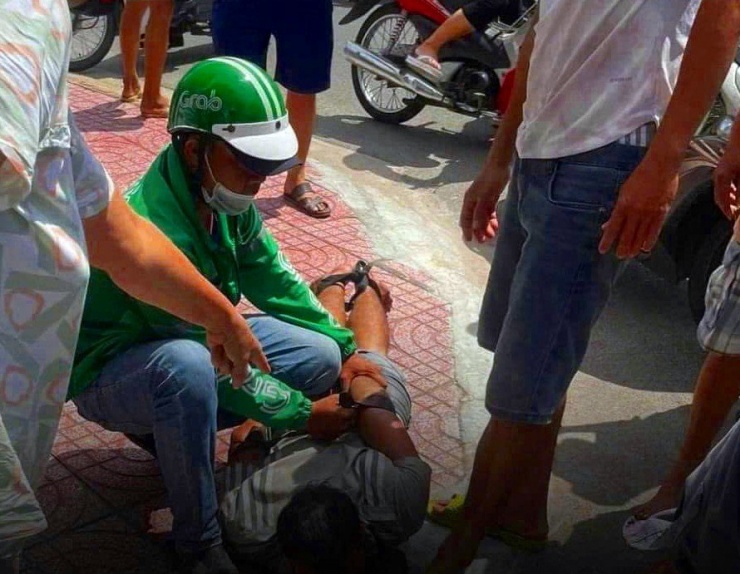 Khống chế tên trộm.