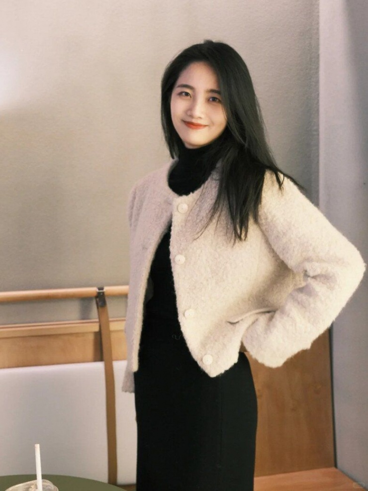 Mặc áo lông cừu, bạn có thể dễ dàng tạo nên phong cách "ít mà sang", thể hiện được gu thẩm mỹ hiện đại và tinh tế.