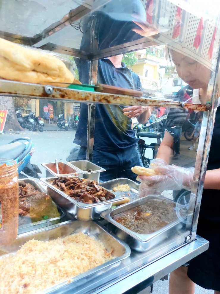 Chị Hoà với xe bánh mì “nhỏ nhưng có võ”.