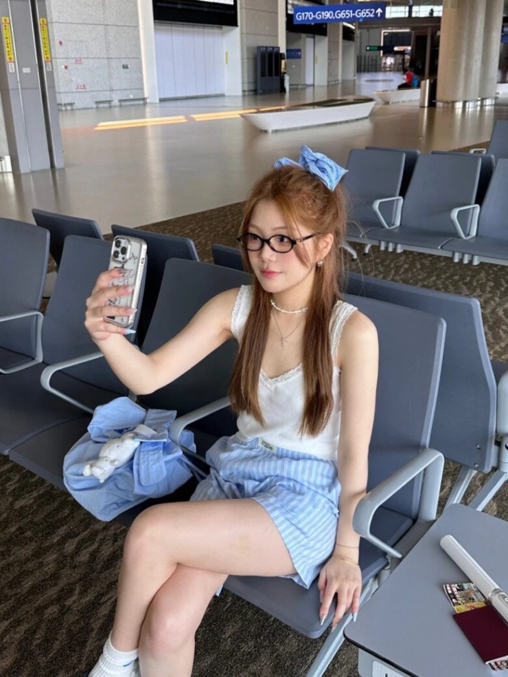 Mặc đồ quá bó sát hoặc hở hang trên máy bay không chỉ dễ gây phản cảm mà còn dễ làm bạn ảnh hưởng đến vấn đề sức khỏe. 