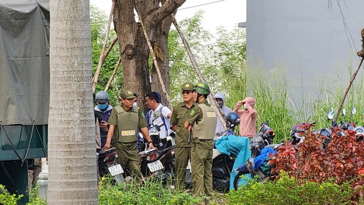 Lực lượng ANTT tại cơ sở cũng có mặt để hỗ trợ công tác. Ảnh: MINH TRƯỜNG.