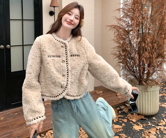 Sự cải tiến trong thiết kế đã giúp áo len lông cừu quay trở lại&nbsp;tủ đồ của phái đẹp và dần trở thành một trong những item chiếm sóng thời trang đường phố.&nbsp;