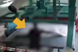 Đang làm việc, người đàn ông bị chiếc máy nặng 225kg rơi trúng