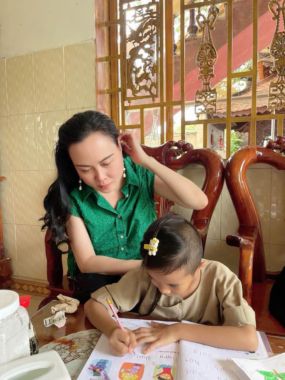 Phượng Chanel giúp bé gái mồ côi bị bệnh thận tìm lại em ruột thất lạc nhiều năm - 4