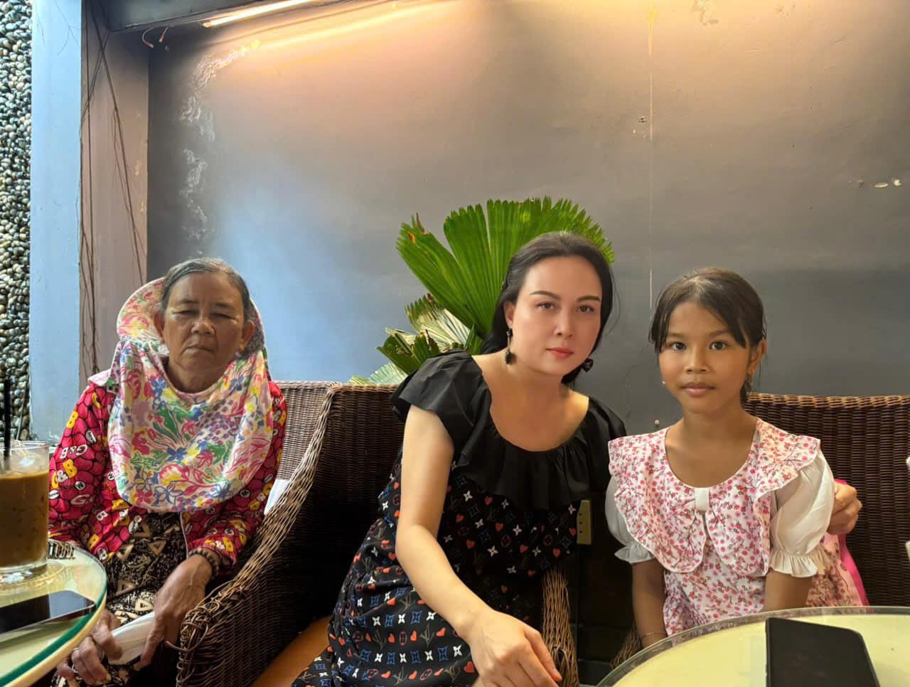 Phượng Chanel (giữa) đã có cuộc gặp gỡ cùng bà nội&nbsp;của bé&nbsp;Duyên Hương.