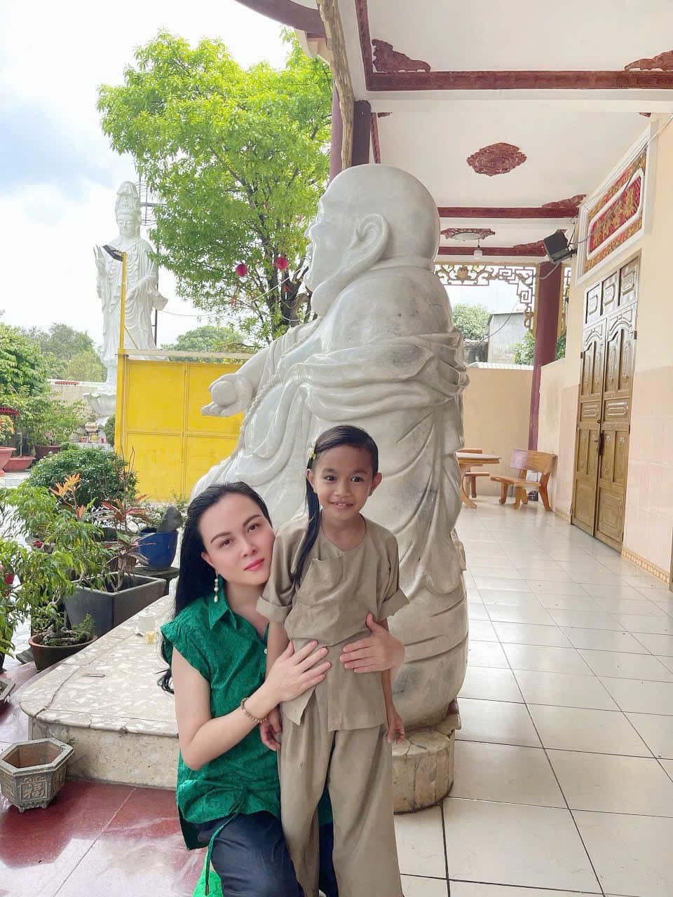 Phượng Chanel bên cạnh em của&nbsp;Duyên Hương.