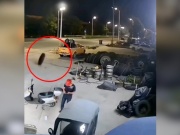 Xe máy - Xe đạp - Clip: Thanh niên thoát hiểm ngoạn mục khi lốp ô tô từ đâu lao tới