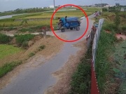 Xe máy - Xe đạp - Clip: Ôm cua bất cẩn, thanh niên lao cả xe tuốt lúa xuống mương nước