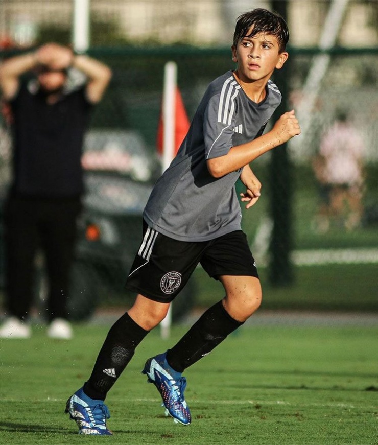 Thiago học bóng đá trong các học viện trẻ ở Barca và giờ là Inter Miami theo bước đường sự nghiệp của bố. Messi từng chia sẻ cậu cả điềm tĩnh, hướng nội giống anh nên khá nhút nhát.