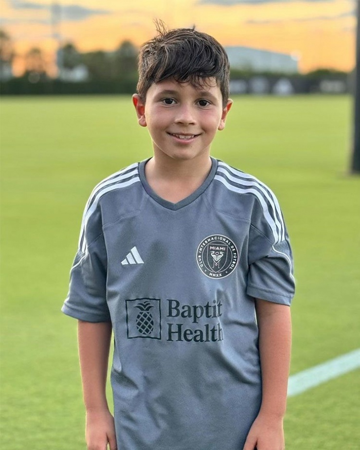 Cậu nhóc thứ hai nhà Messi, Mateo, chào đời ngày 11/9/2015. 'Mateo rất đặc biệt, thằng bé luôn làm những điều mới mẻ, những thứ mà thu hút sự chú ý của bạn', Messi nói về con trai thứ hai trong một cuộc phỏng vấn năm 2019.