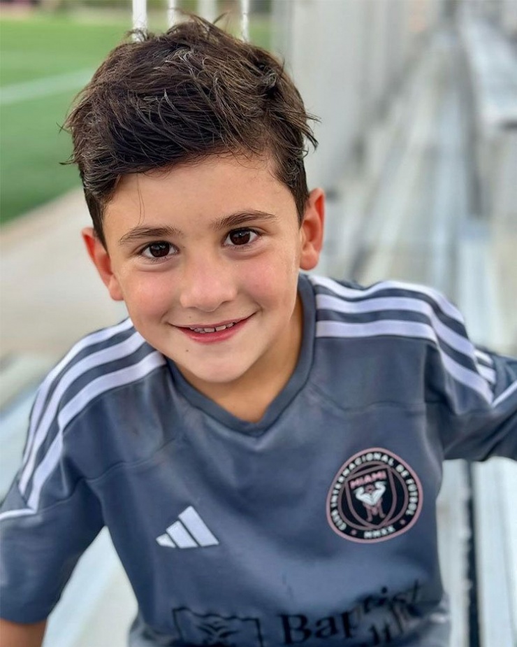 Ciro, con trai thứ ba của vợ chồng Messi, tròn 6 tuổi hồi tháng 3. Tiền đạo kỳ cựu nói Ciro đang phát triển tính cách nhưng có phần giống anh trai Mateo. 'Thằng bé bắt chước Mateo rất nhiều và chúng hay chống đối tôi', Messi chia sẻ vào tháng 10/2022.