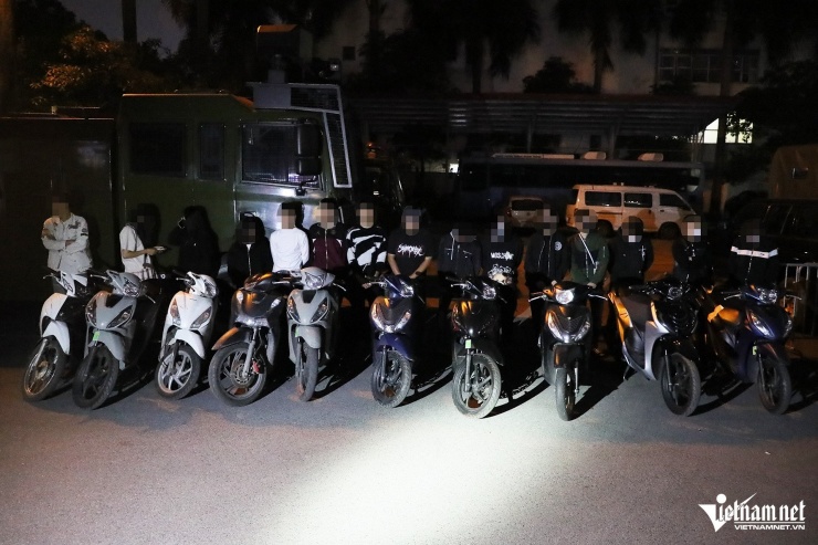 CSGT Hà Nội hóa trang xử lý &#39;quái xế&#39;, phát hiện nhiều học sinh vi phạm - 3