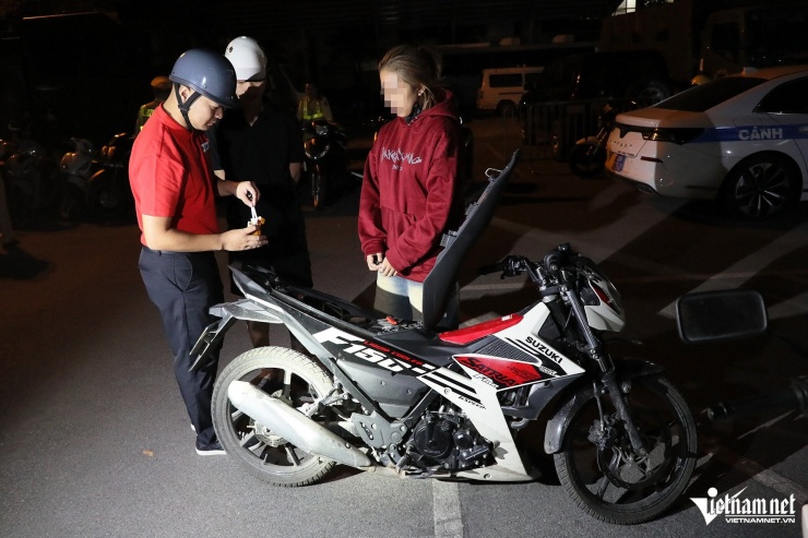CSGT Hà Nội hóa trang xử lý &#39;quái xế&#39;, phát hiện nhiều học sinh vi phạm - 2