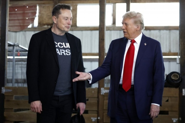 Tỷ phú Elon Musk xuất hiện cạnh ông Trump tại một sự kiện tranh cử đầu tháng 10/2024. Ảnh: Newsweek