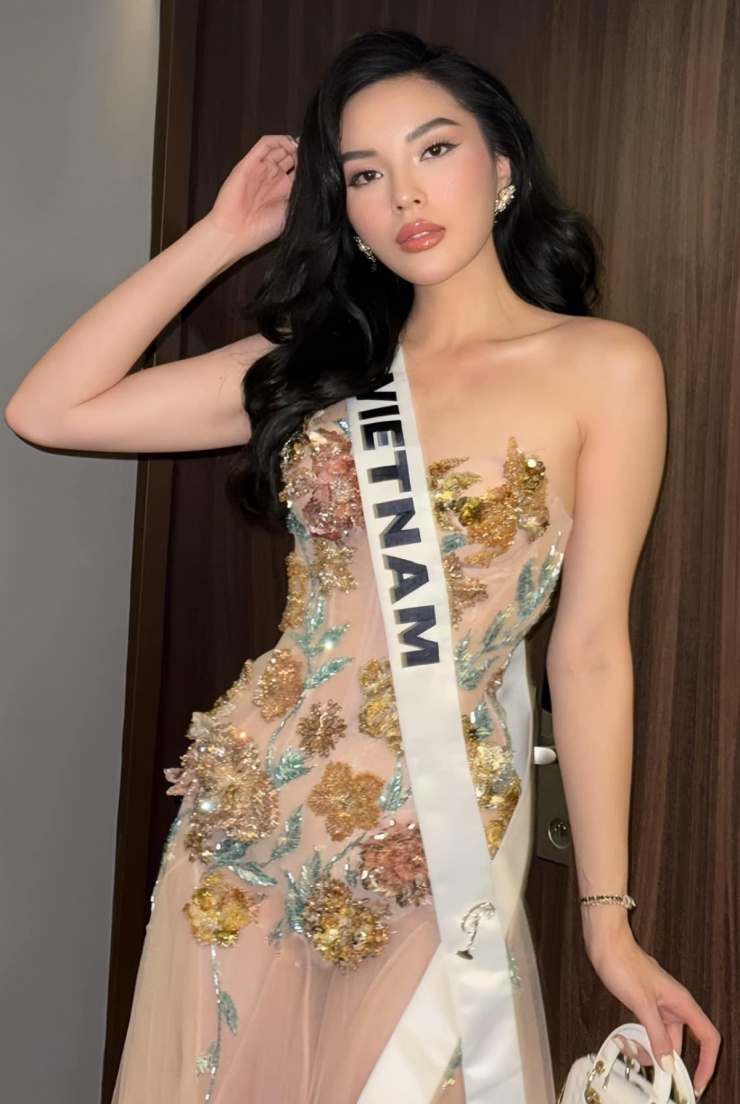 Lên đồ 'chặt chém', cô vào top 10 người đẹp nổi bật trong ngày thứ 10 ở Miss Universe 2024 do chuyên trang nhan sắc Sash Factor bình chọn.