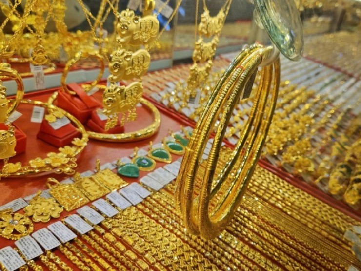 Giá vàng tụt dốc như đứt phanh, mua vàng đầu tuần cuối tuần mang bán lỗ bao nhiêu?