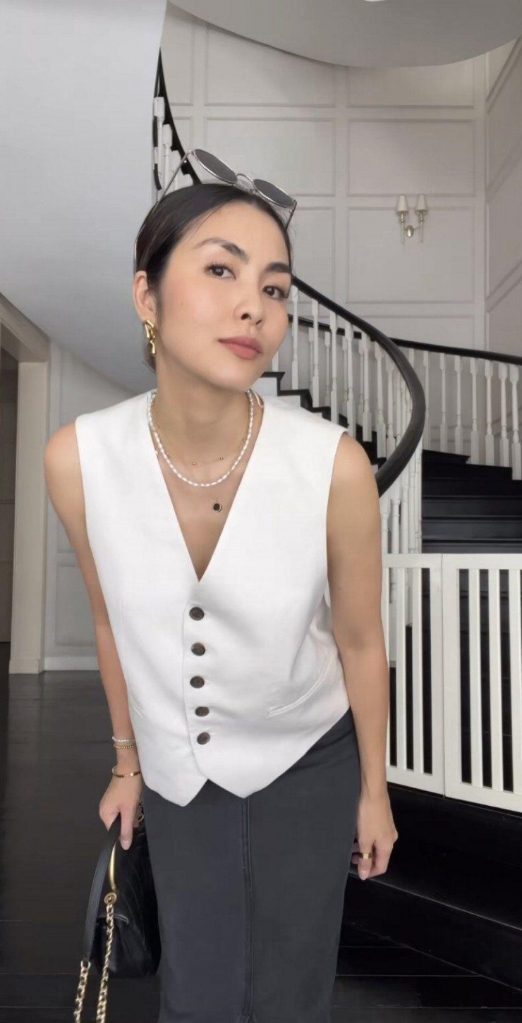 Bà mẹ ba con không dao kéo nhưng vẫn ứng dụng một số&nbsp;biện pháp làm đẹp nhỏ&nbsp;giúp cô thêm tươi trẻ hơn.