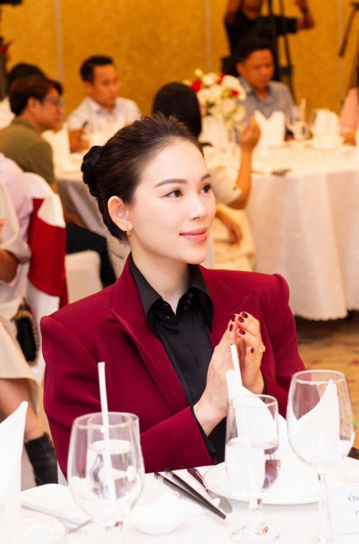 Hai con dâu nhà tỷ phú Johnathan Hạnh Nguyễn đẹp tự nhiên, vẫn "trùng tu" một điểm để cải sắc - 4