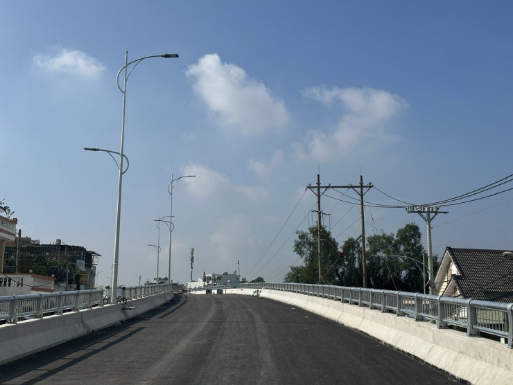 Hệ thống đèn chiếu sáng đang được nhà thầu triển khai thi công lắp đặt và dự kiến hoàn thành ngày 19/11.