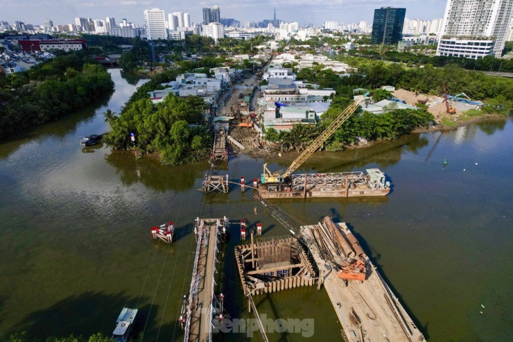 Cuối năm 2023, cơ quan chức năng đã tháo dỡ cầu sắt cũ để đảm bảo an toàn và phục vụ thi công cầu mới. Ảnh: Duy Anh